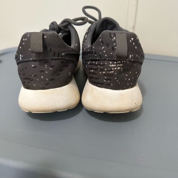 Nike Gray and White Spotted Roshe Tennis Shoes Women’s size 7.5 - Picture 3 of 8